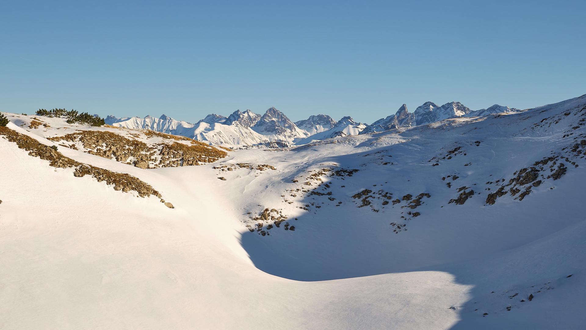 Bild von schneebedeckten Bergen in der Allgäuer Region in Deutschland