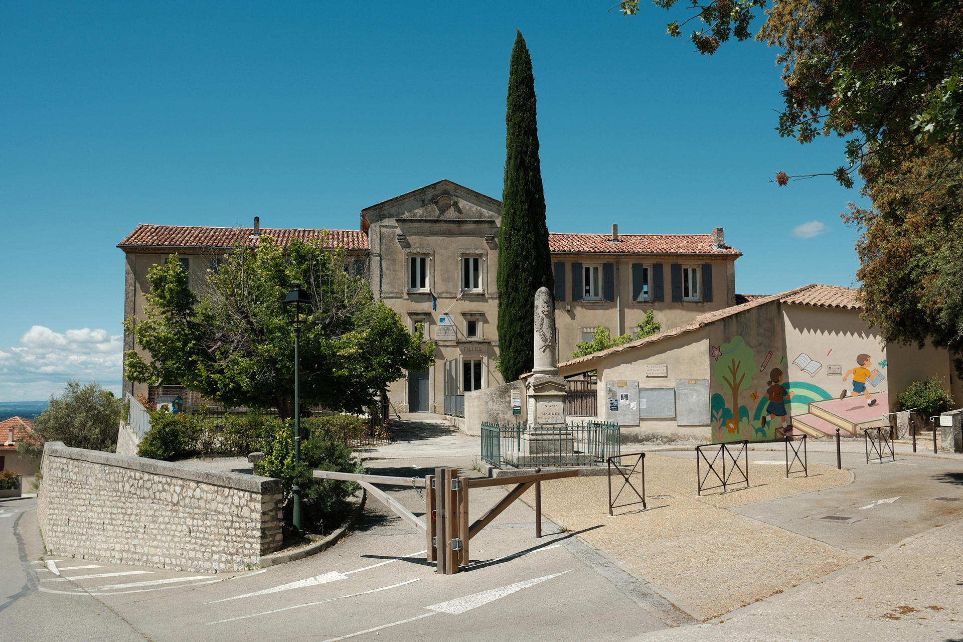 Image of the school in Seguret