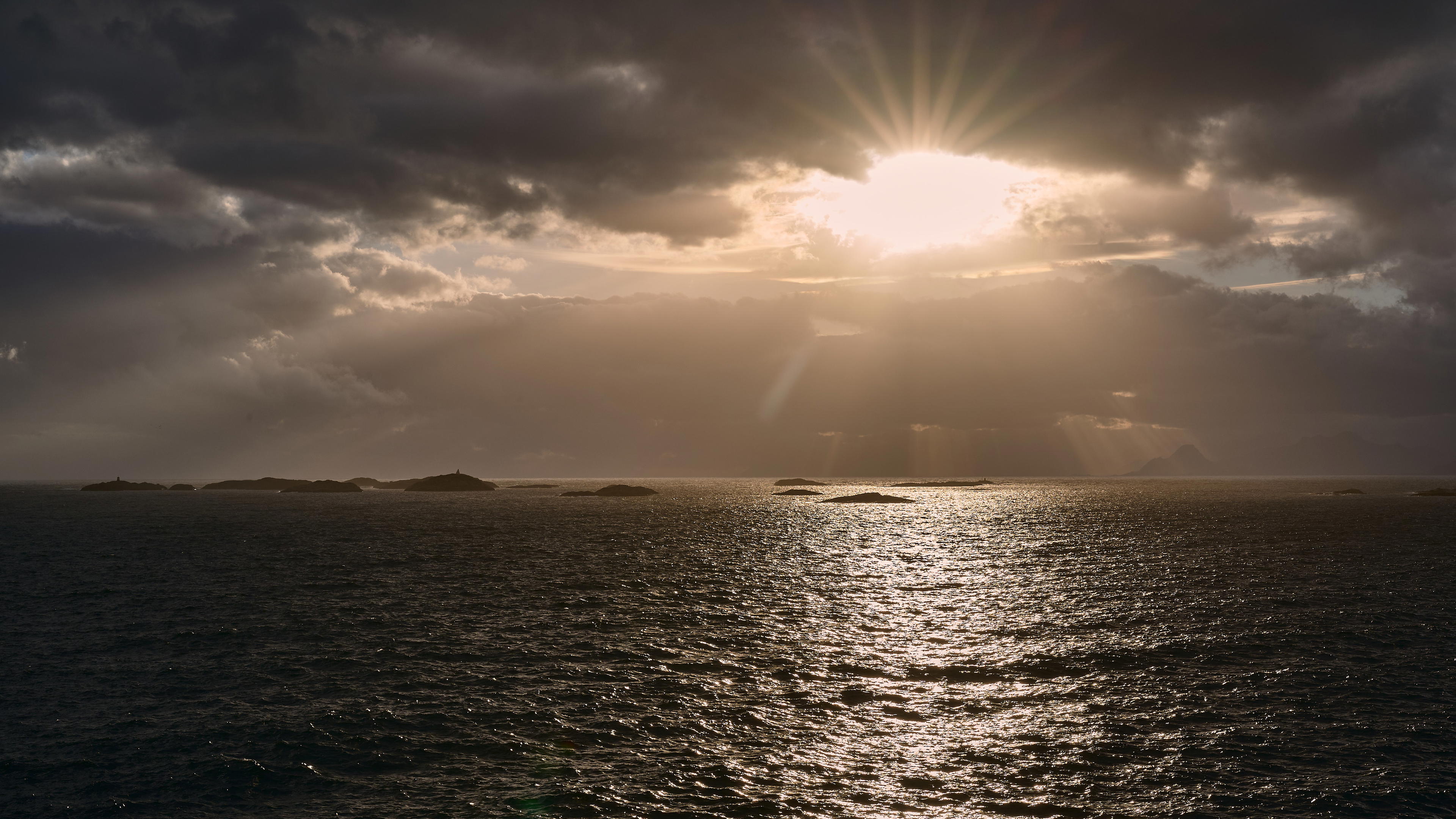 2025-09-25 17.05.37_Henningsvaer_4096.jpg