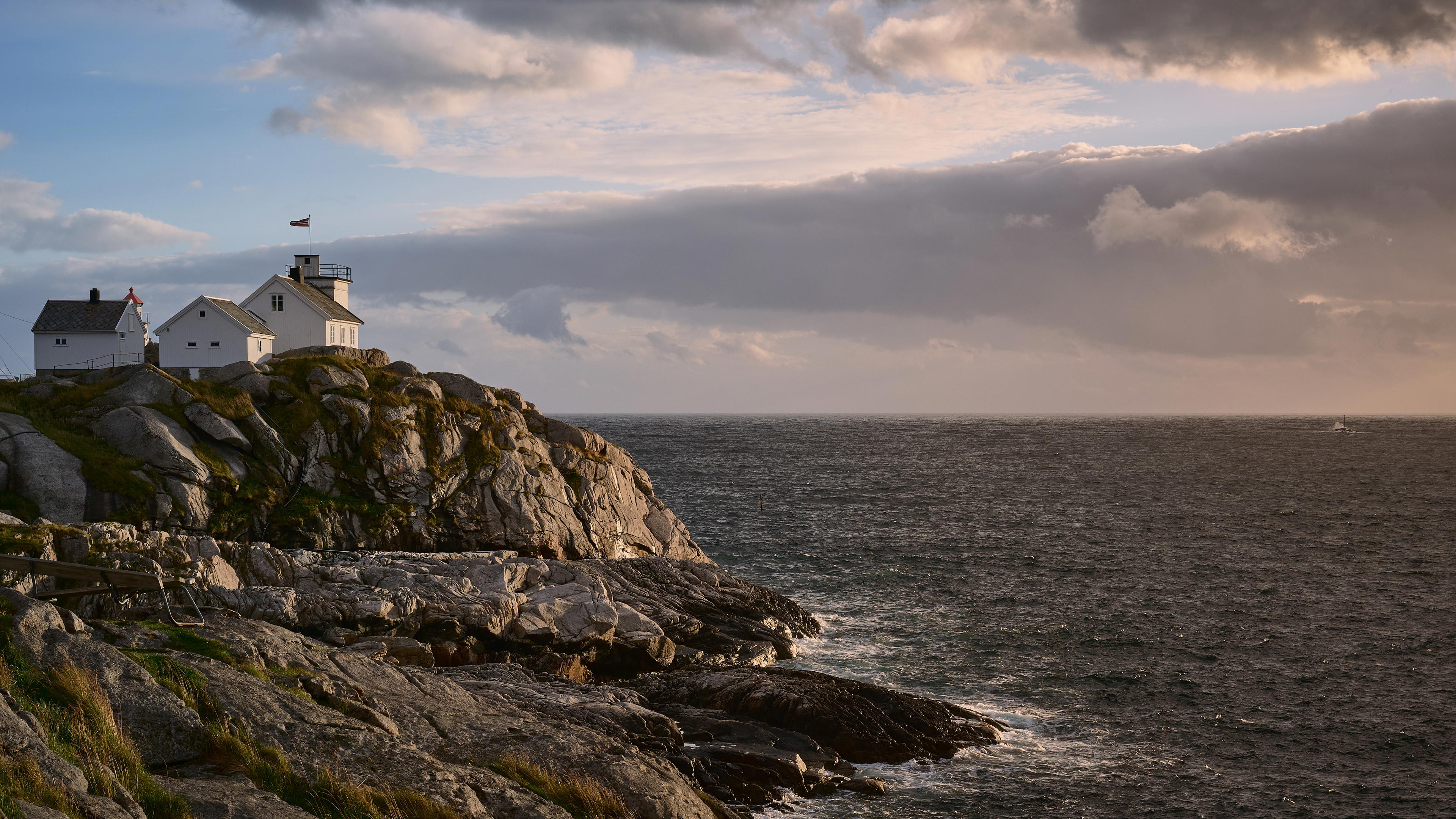 2025-09-25 17.06.07_Henningsvaer_4096.jpg