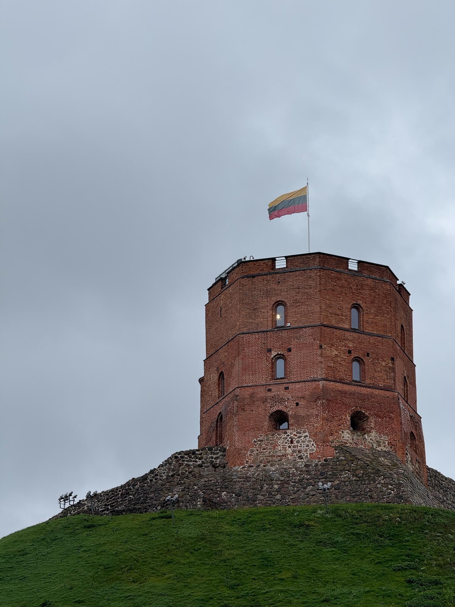 Bild eines Turms in Vilnius mit Litauischer Flagge