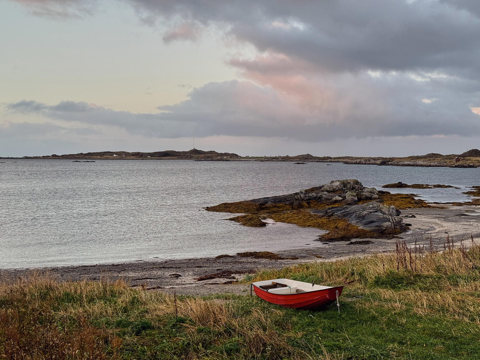 Rotes Boot am Strand von Vestersand