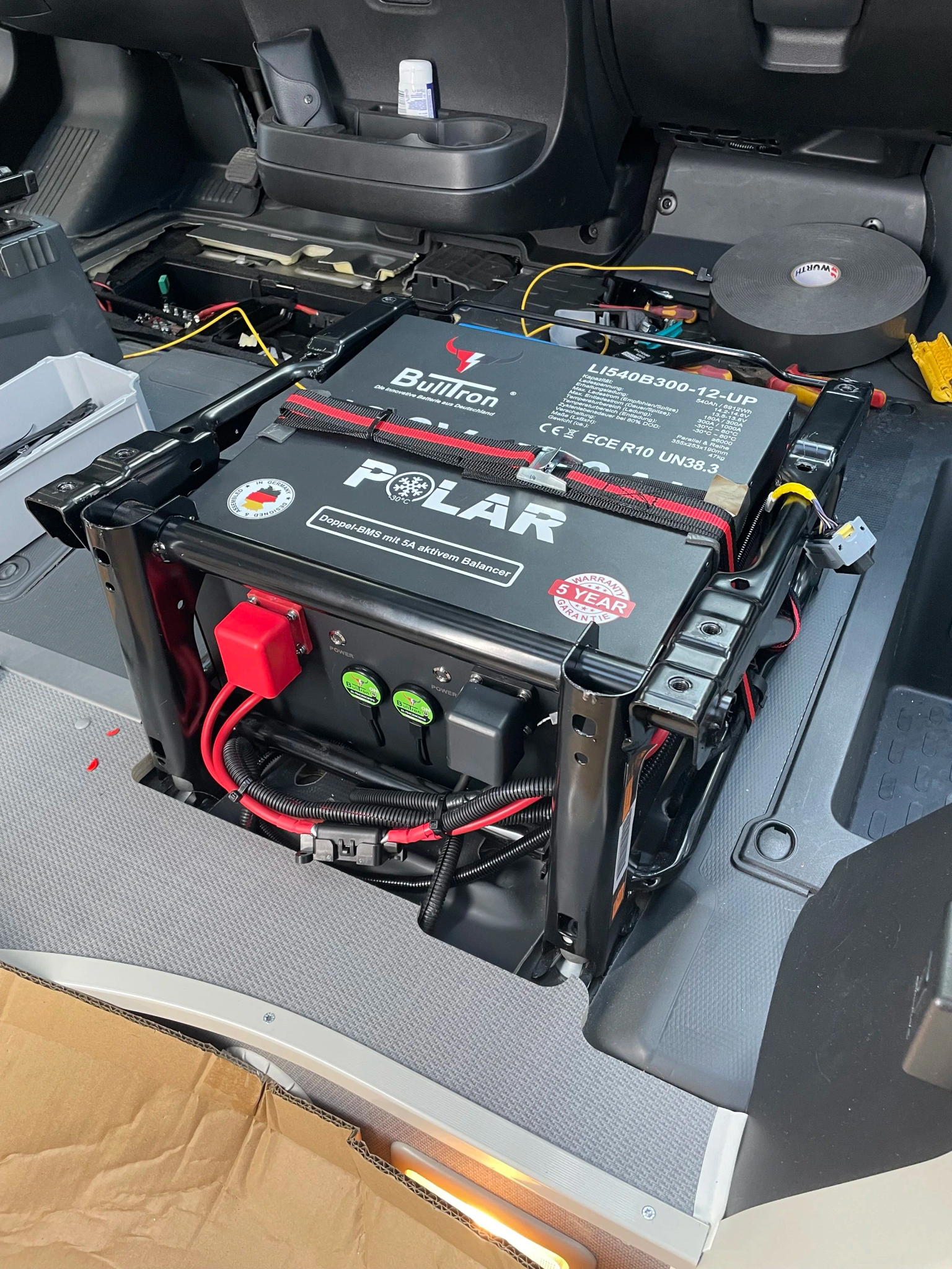 Bild unserer neuen Batterie BullTron 540Ah verbunden mit unserem Campervan Wilma