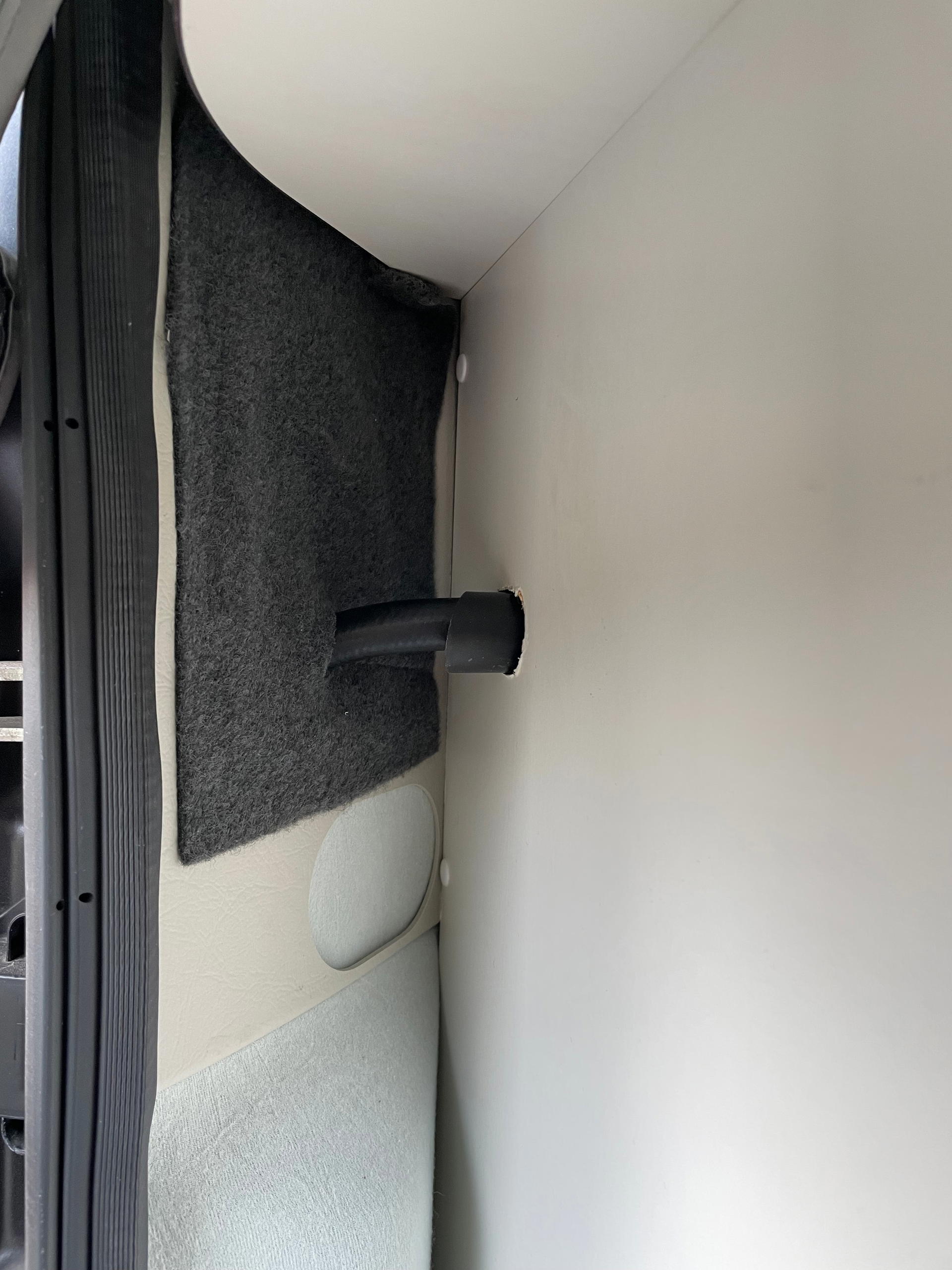 Image showing the hose connecting the gas bottles to the external nozzle