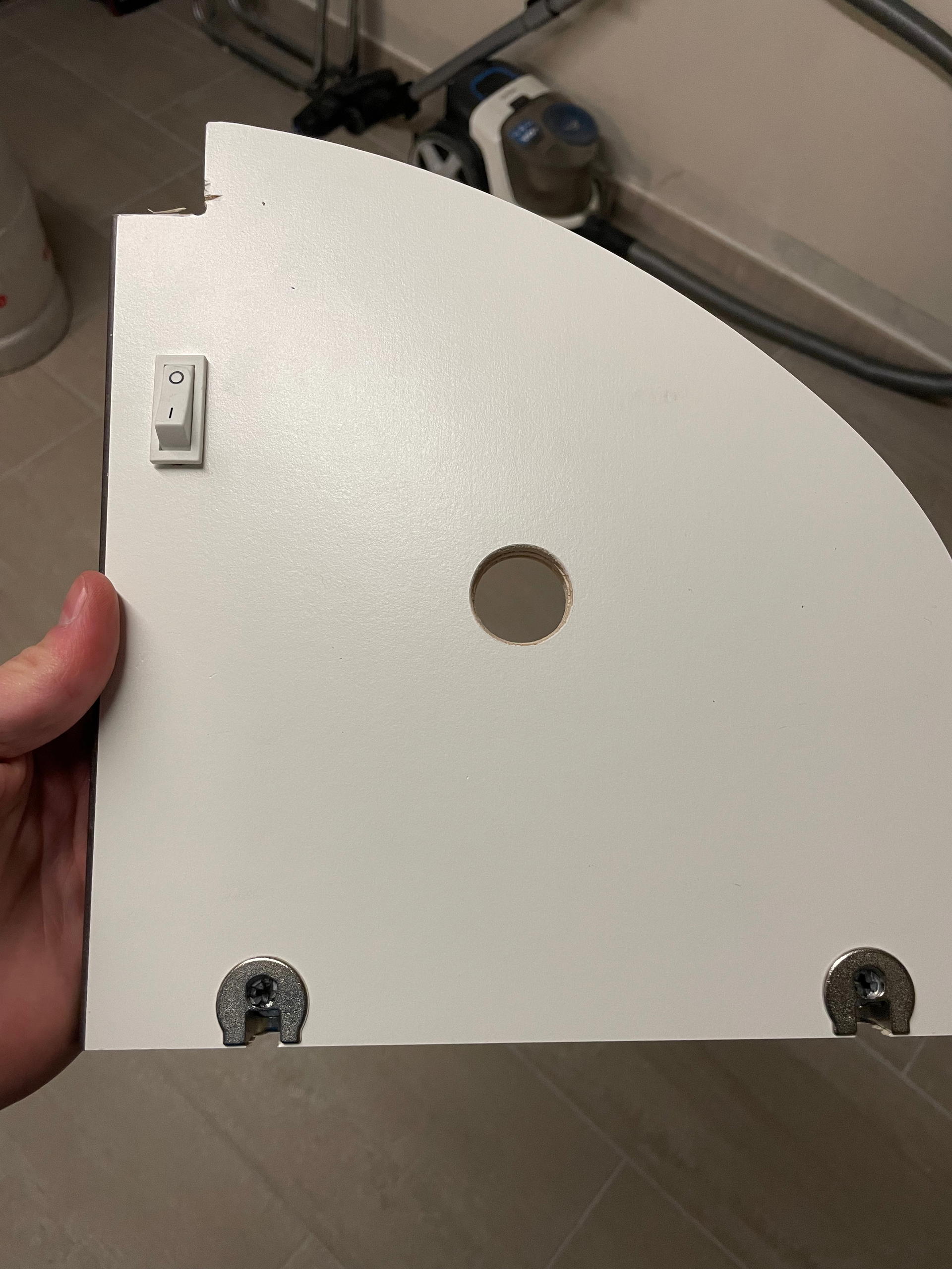 Die Wandplatte, an der der Router befestigt wird