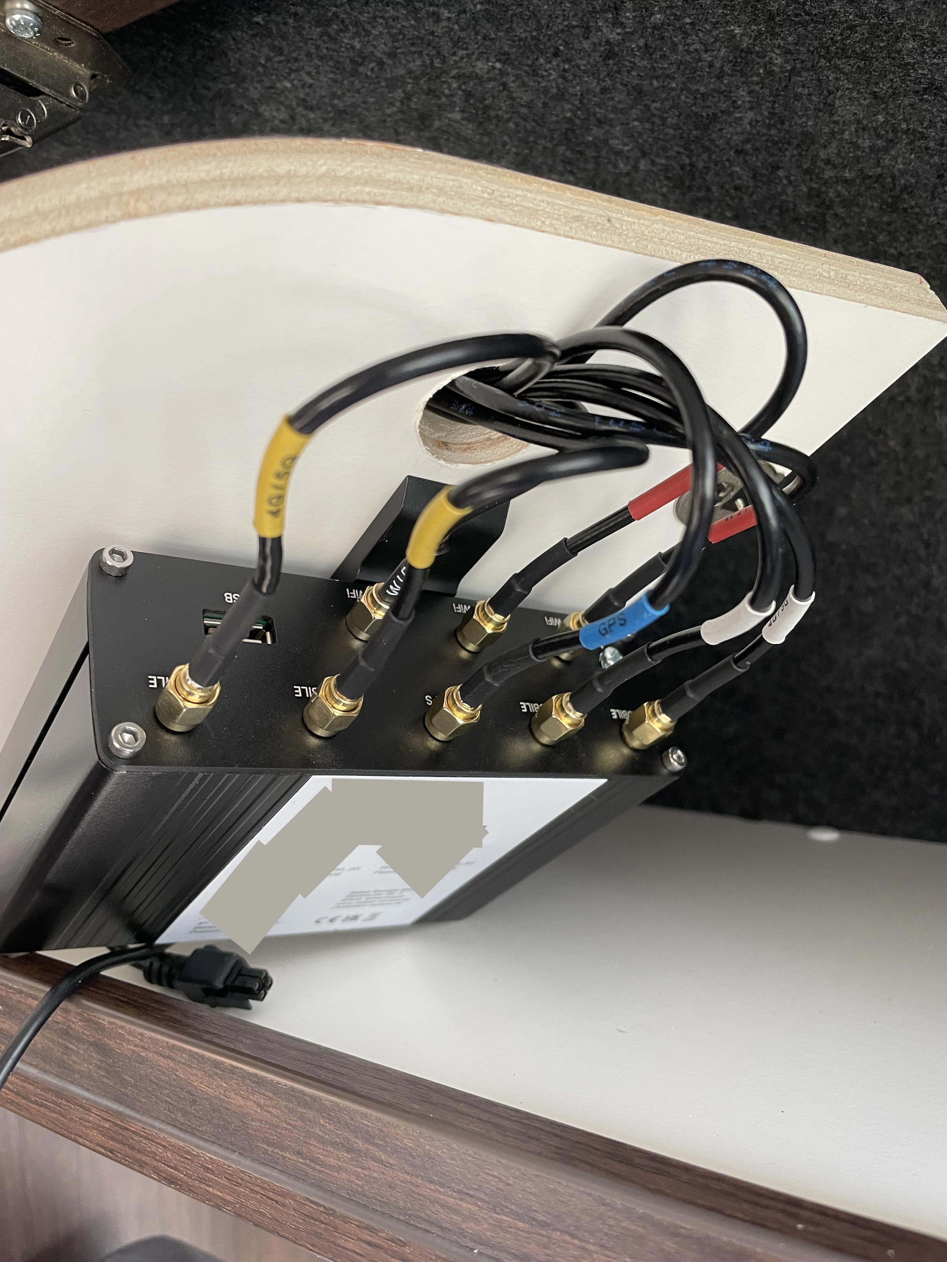 Connecting the antenna to the router