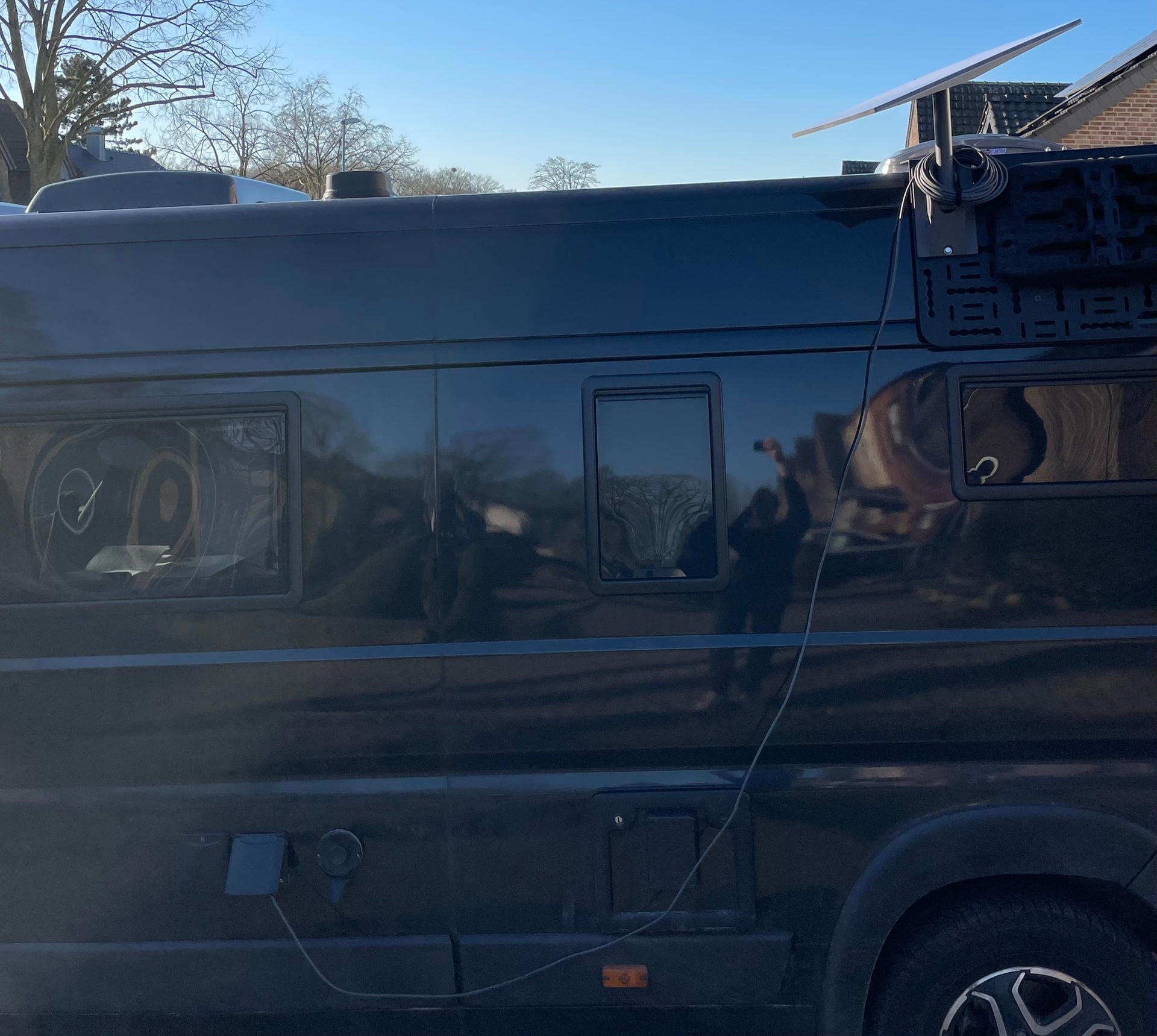 5G-Antenne und Starlink-Antenne