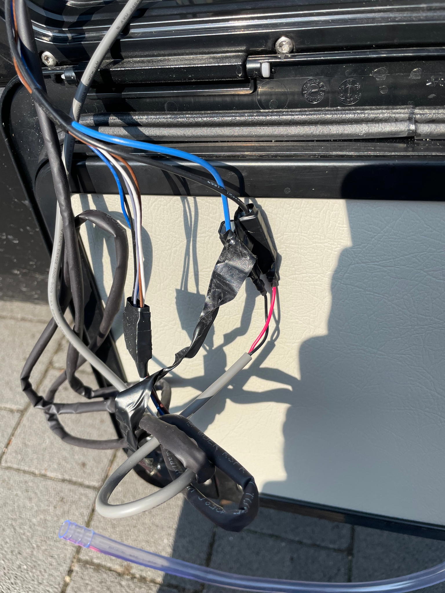 Image of the cables of the old chemical toilet