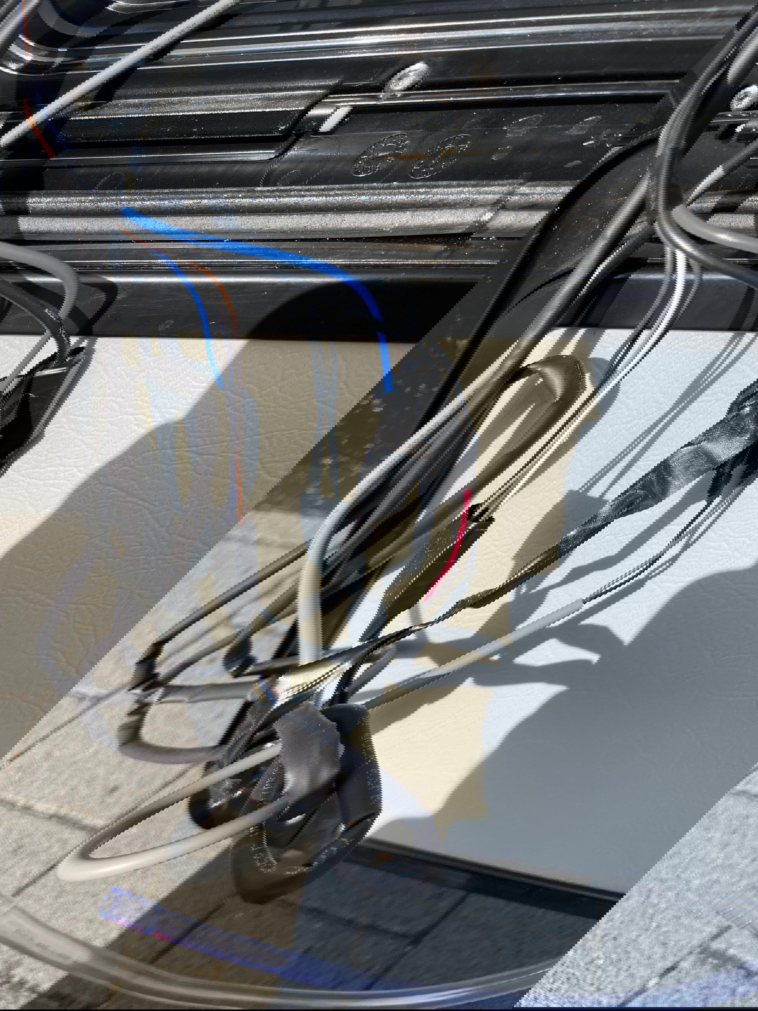 Image of the cables of the old chemical toilet