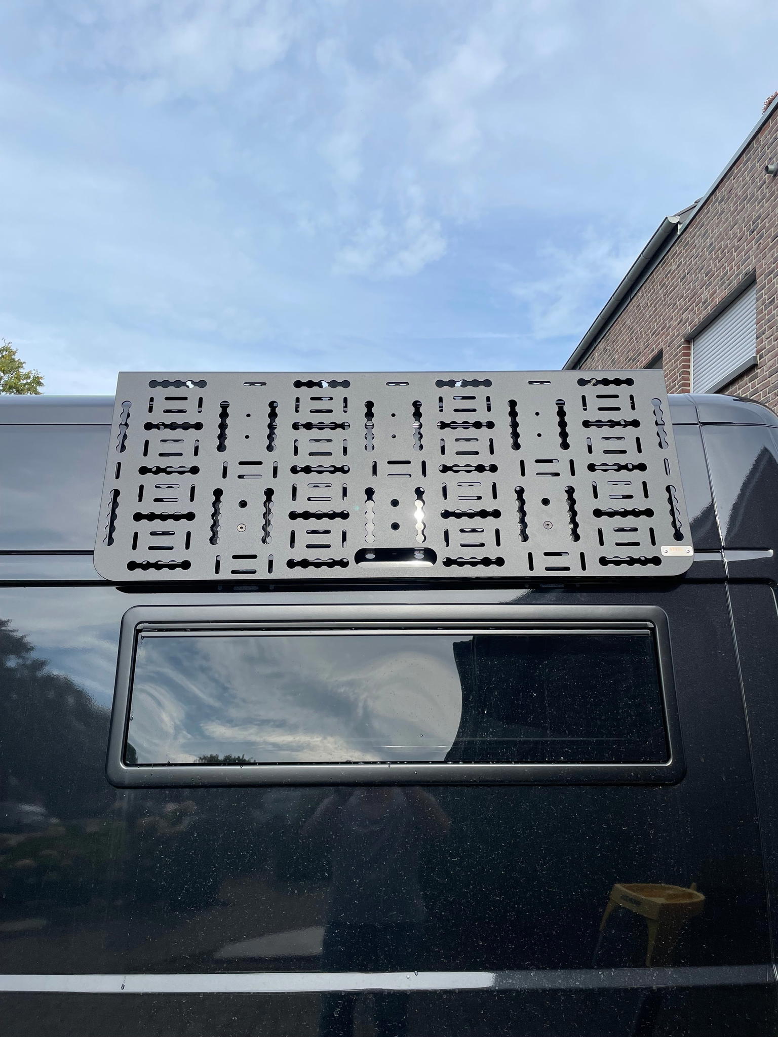 Bild von der montierten Werkzeugtafel an der Seite des Lieferwagens