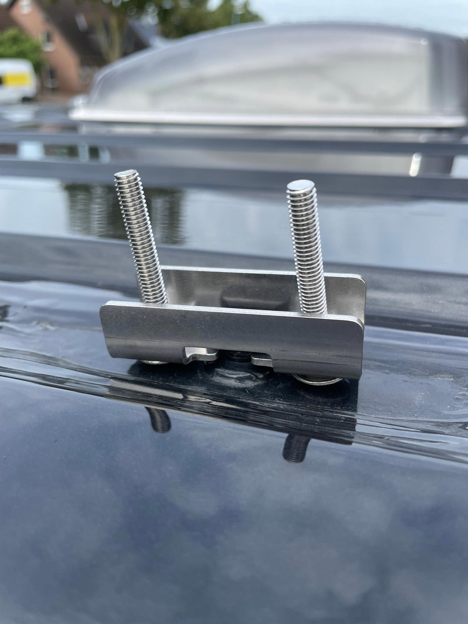 Bild von den Halterungen oben auf dem Transporter, um die Werkzeugtafel zu befestigen