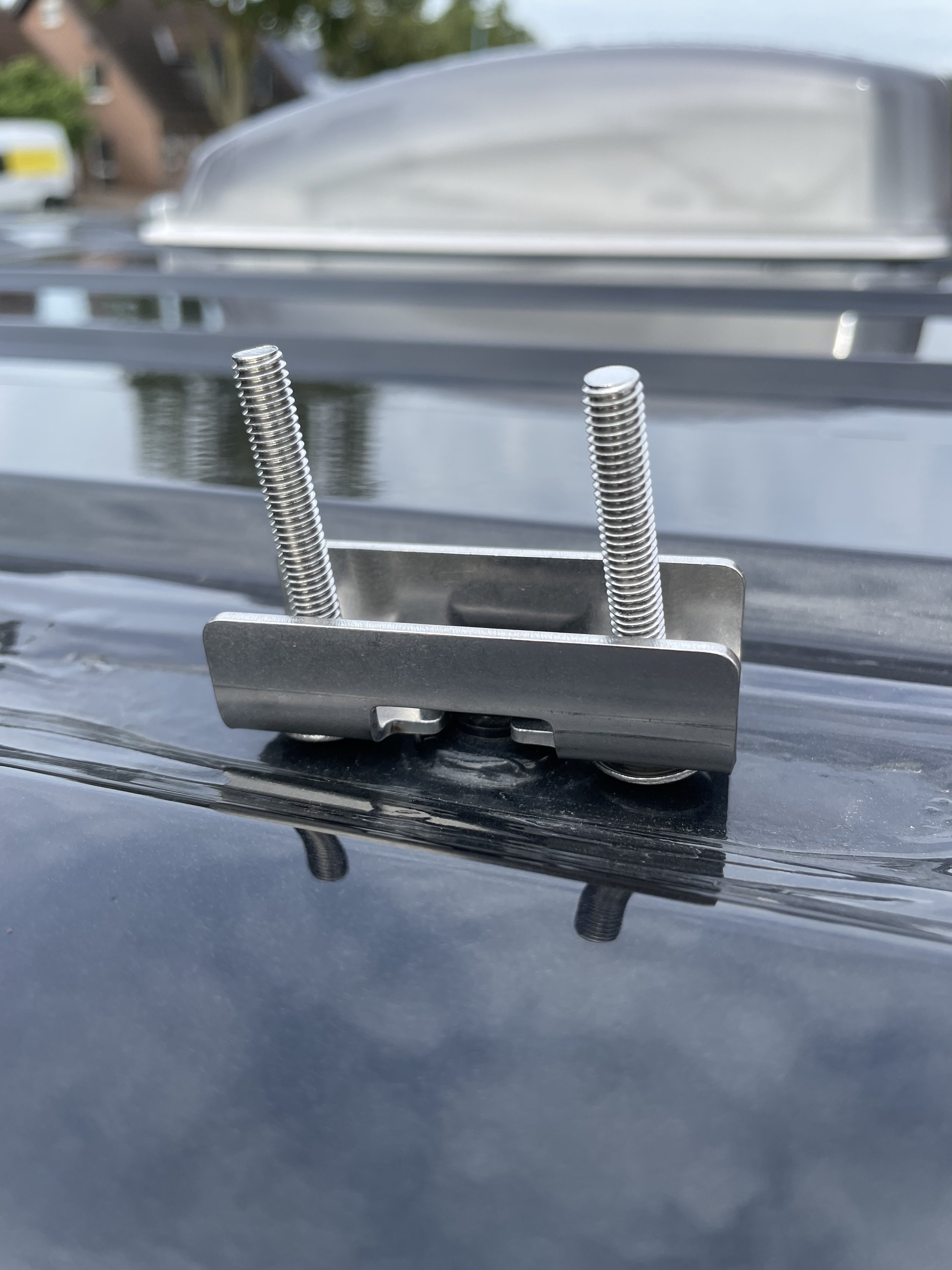 Image of the mounts on top the van to fix the toolboard